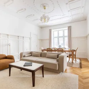 https://185m2-new-apartment-city-centre-next-to-tivoli.copenhagenhotelselect.com